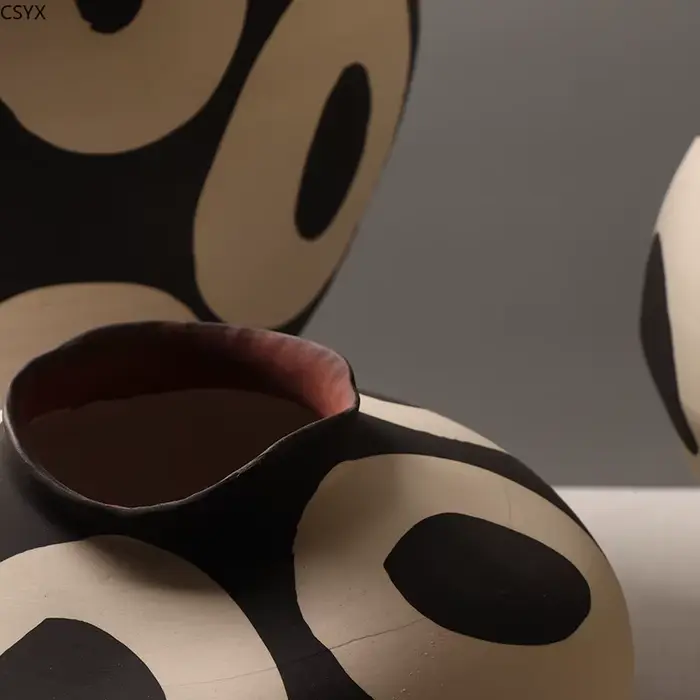 Vase en céramique cercles géométriques dessinés à la main