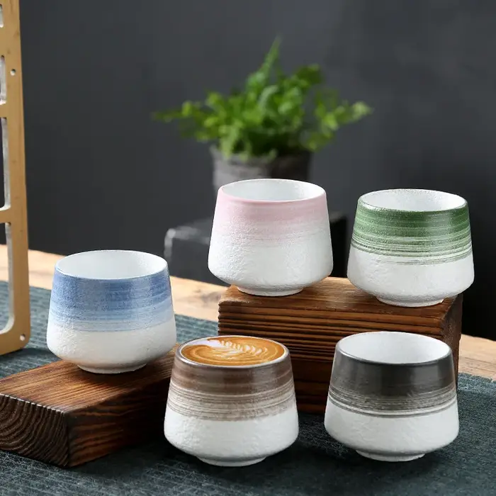 Tasse en céramique vintage en poterie rustique