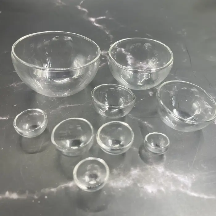 Demi-boules de verre transparentes