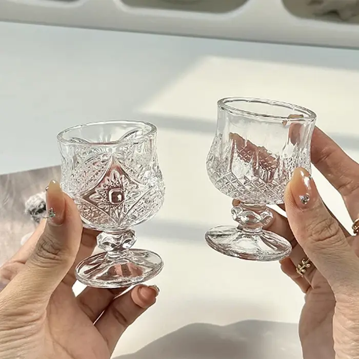 Petit gobelet en verre gaufré gravé de style coréen