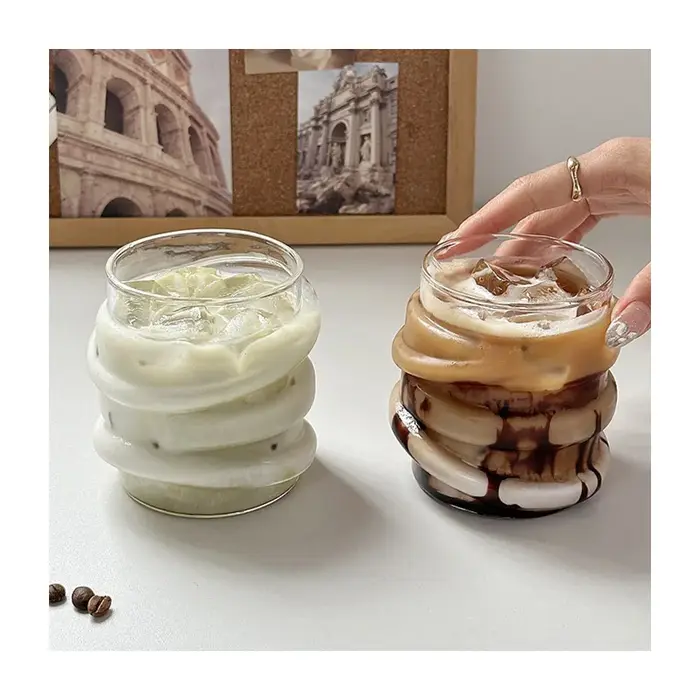 Tasse en verre circulaire irrégulière