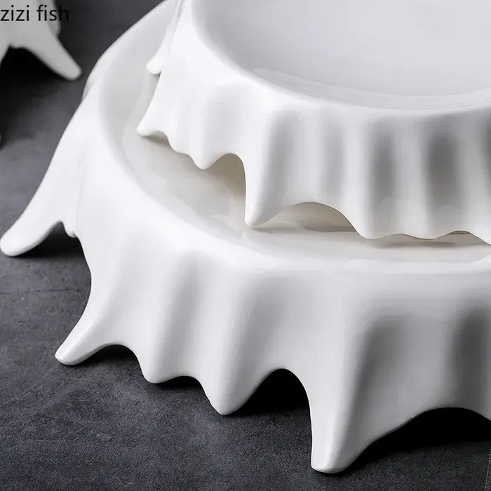 Assiette irrégulière blanche moderne