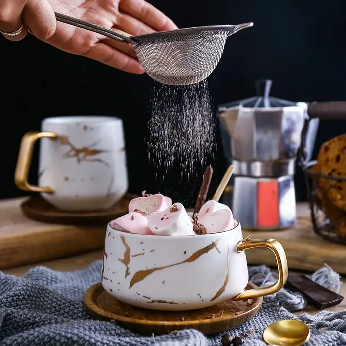 Tasses à café incrustées de marbre doré