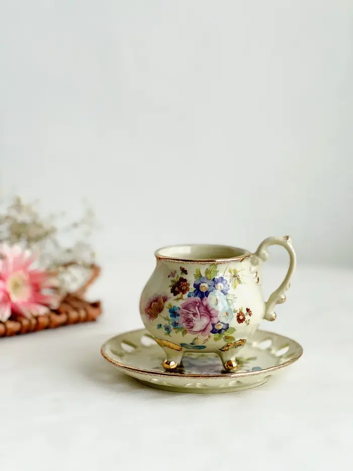 Tasse florale à quatre pattes de style cour rétro, grand ventre avec fils amples, tasse à café dorée
