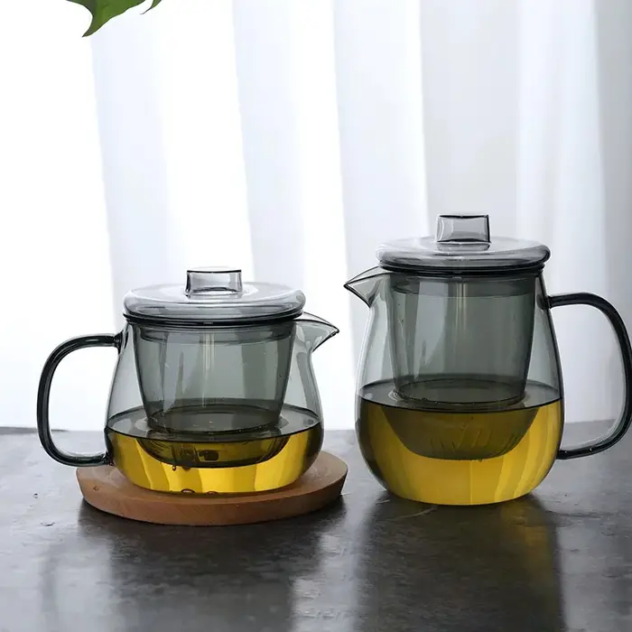 Théière en verre avec infuseur