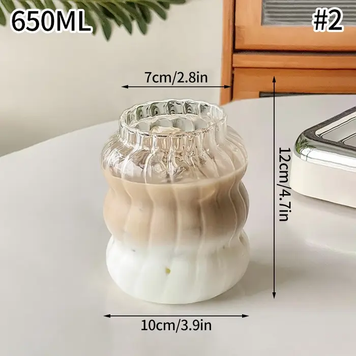 Verre à whisky transparent avec vue sur la montagne