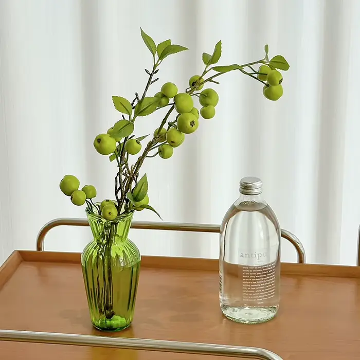 Vase en verre vert vintage à bord festonné