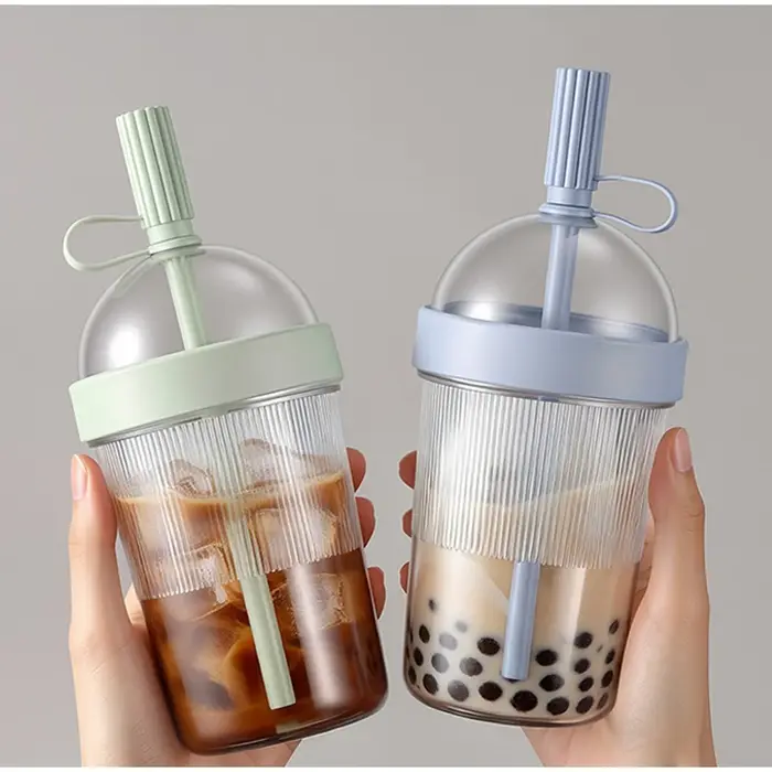 Gobelet à café en plastique avec couvercle et paille