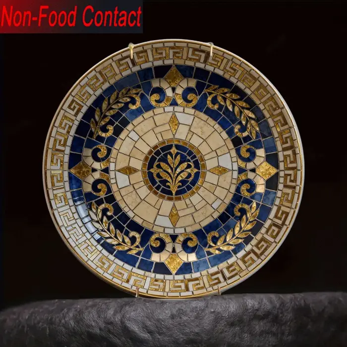 Assiette décorative en céramique 2D avec motifs géométriques bleus et blancs et bords dorés