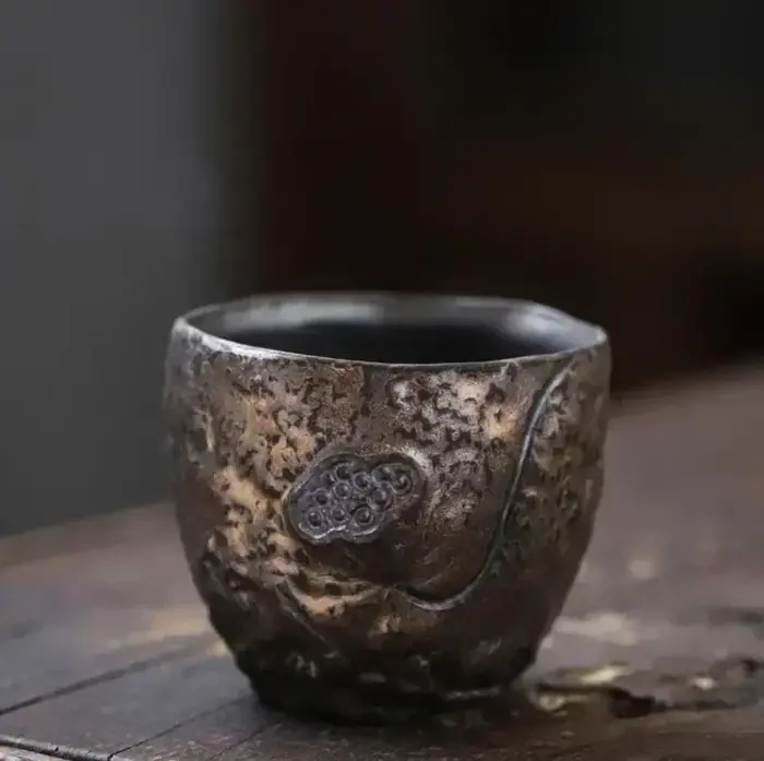 Tasse à thé dorée en poterie traditionnelle japonaise