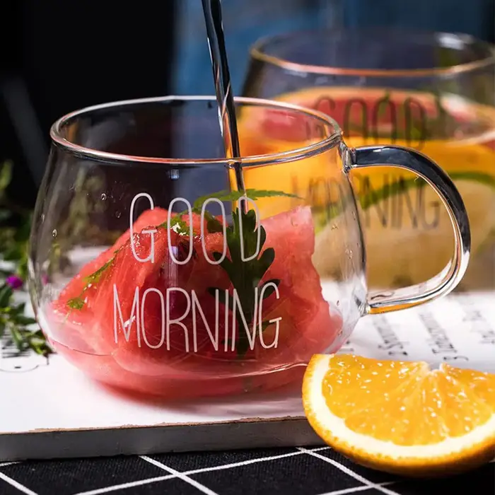 Verre rond transparent avec poignée