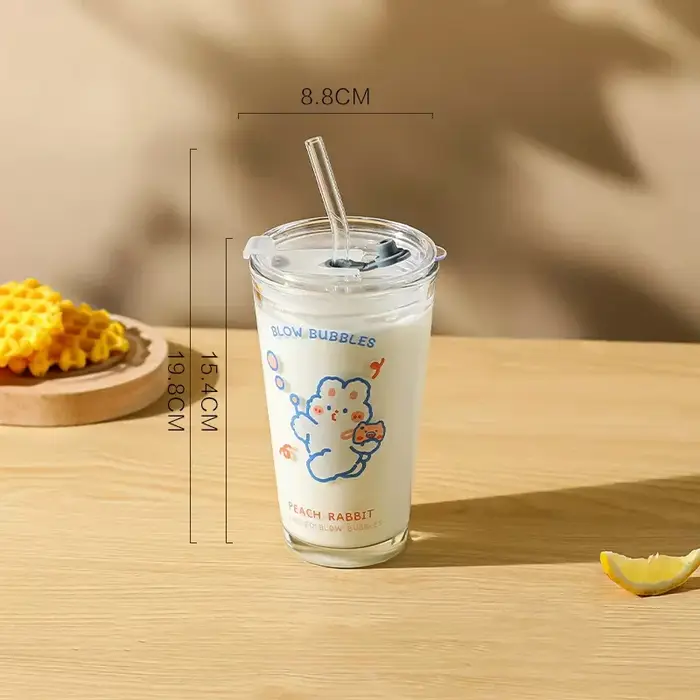 Bouteille d'eau en verre avec paille et couvercle