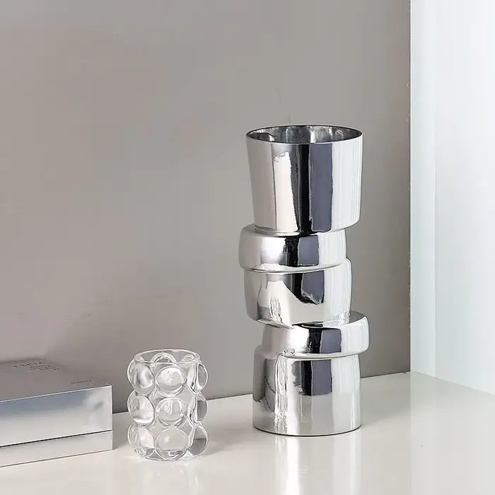 Vase en verre argenté, forme géométrique tordue