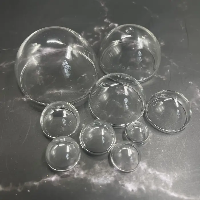 Demi-boules de verre transparentes