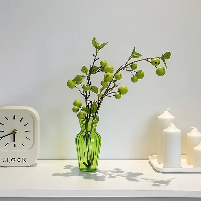 Vase en verre vert vintage à bord festonné