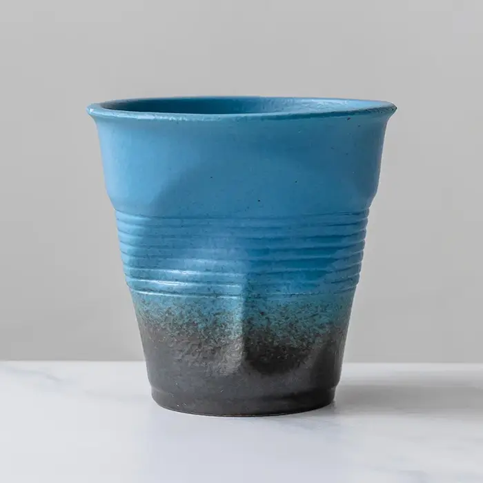 Tasse à café en poterie brute