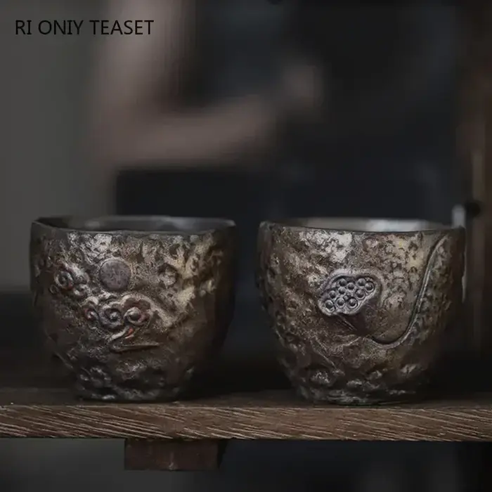 Tasse à thé dorée en poterie traditionnelle japonaise