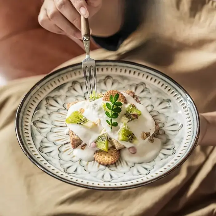Assiette en céramique sous glaçure rétro