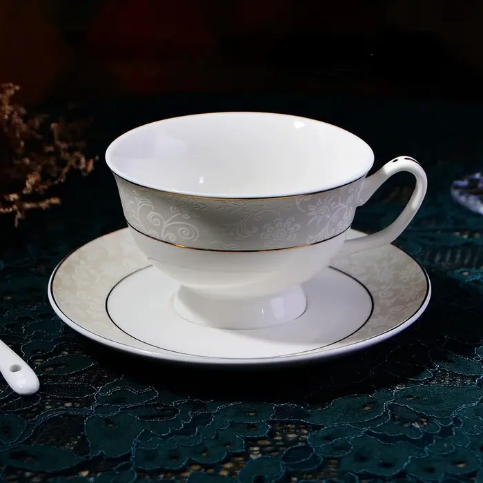 Tasse à café Royal Court et ensemble S/05 er avec bordure florale plaquée or