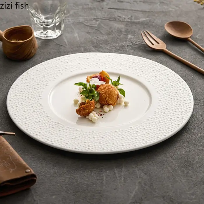 Assiette en céramique blanche à pois