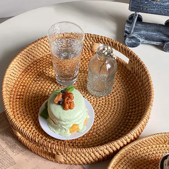 Plateau de service rond en rotin avec poignée