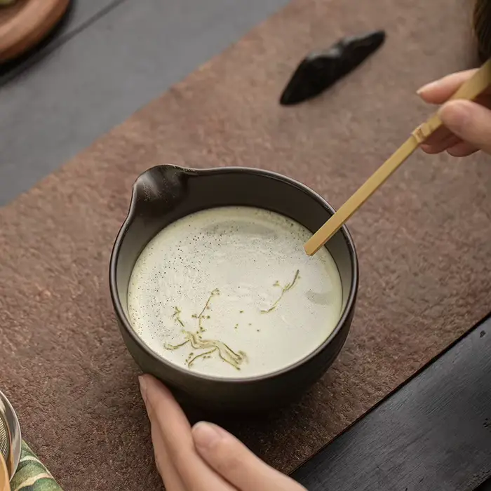 Bol à matcha en poterie ancienne