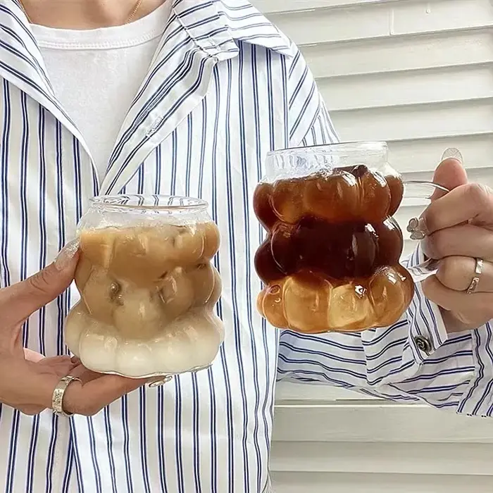 Tasse à café en verre de raisin
