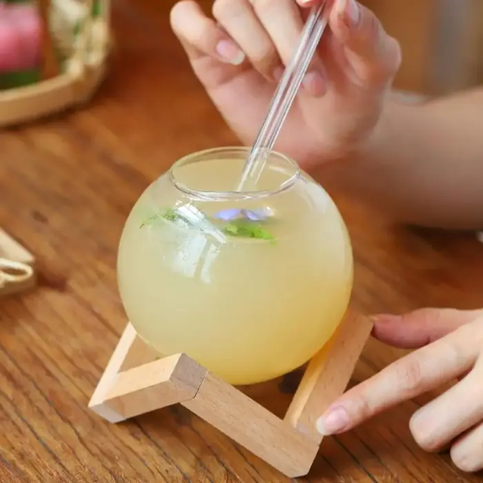 Verre à cocktail sphérique en forme de lune avec support en bois