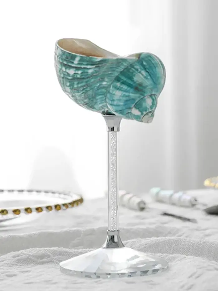 Gobelet en verre naturel en forme de coquille