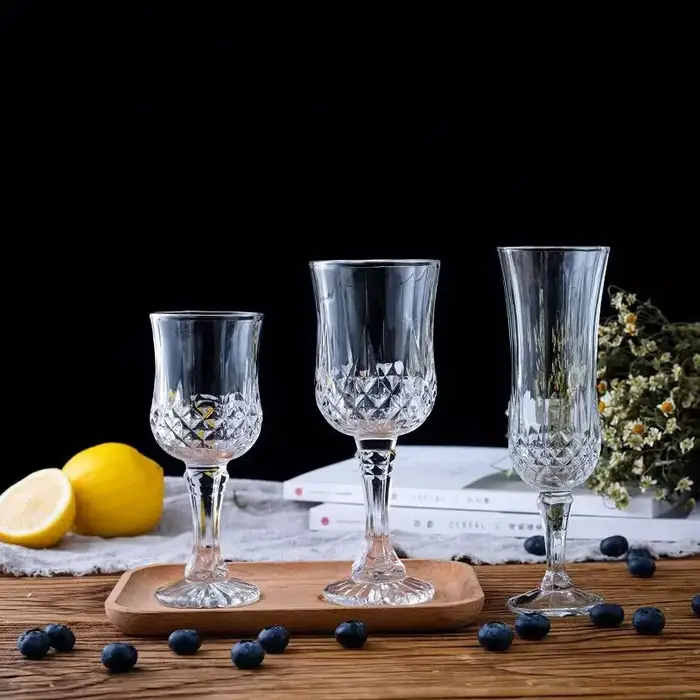 Verre à Champagne en relief de style Ins