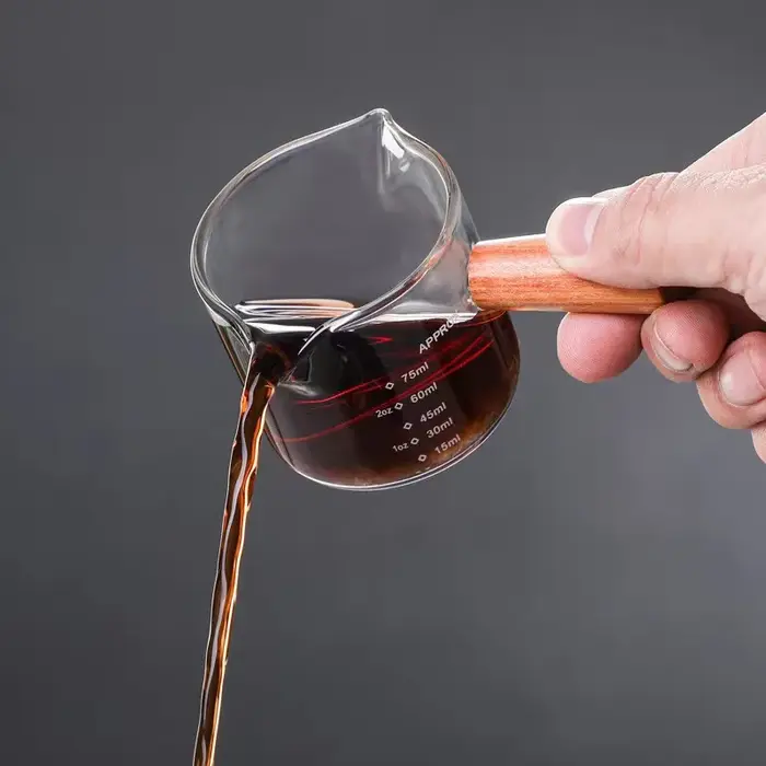 Tasse à mesurer à café en verre résistant à la chaleur de 75 ml avec manche et balance en bois – Carafe à lait pour expresso/latte – Outil Barista