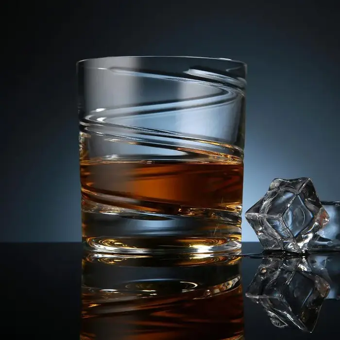 Verre à whisky rotatif