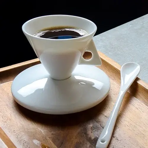Ensemble de tasses à café et soucoupes fabriquées à la main en porcelaine d'os avec cuillère expresso partager