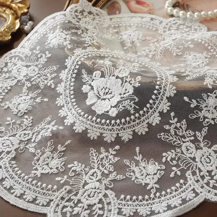 Napperon de table rétro en dentelle brodée