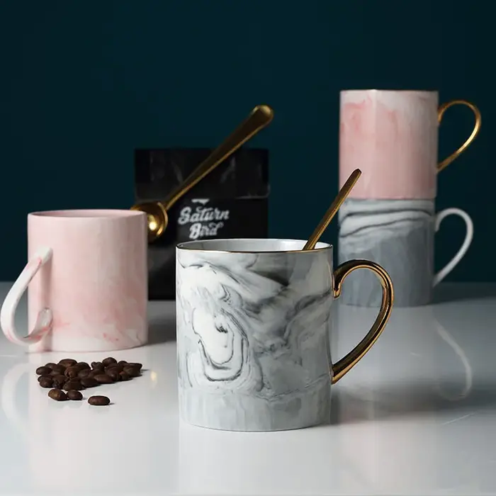 Mug à café en marbre nordique avec bordure dorée