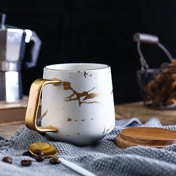 Tasses à café incrustées de marbre doré