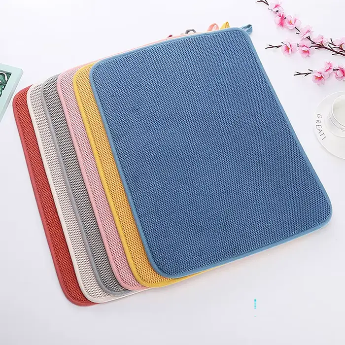 Tapis de séchage de vaisselle dans l'armoire