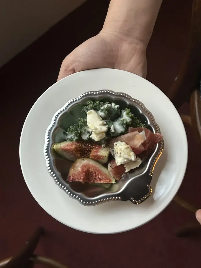 Assiette à apéritif créative en forme de coquille rétro française