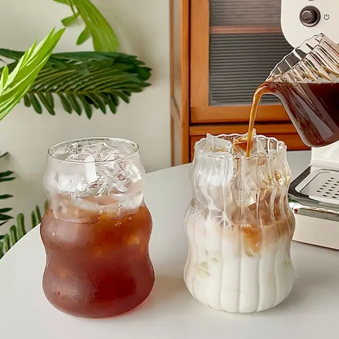 Verre à whisky transparent avec vue sur la montagne