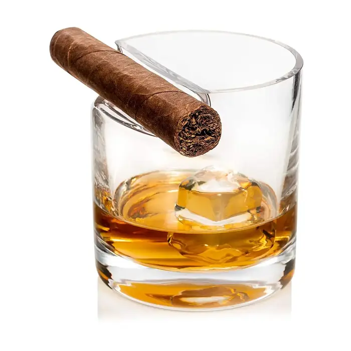 Verre à whisky et à cigares sur les tasses supérieures