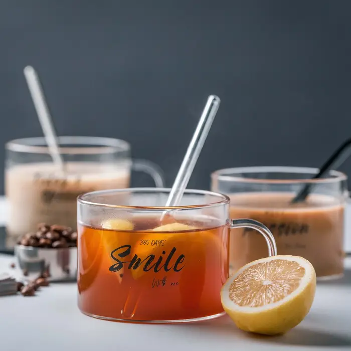 Tasse à café et thé en verre avec lettres transparentes imprimées