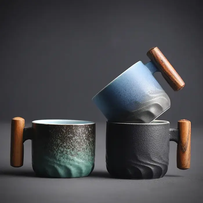Tasse à café rétro en céramique avec poignée en bois