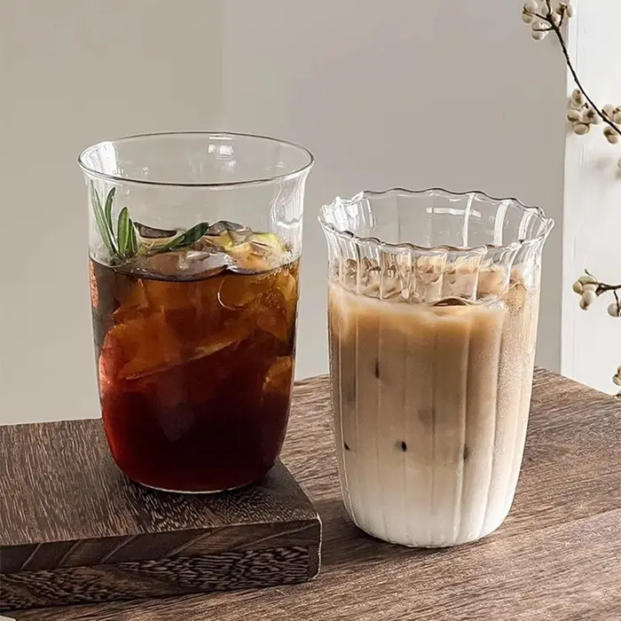INS – tasse en verre à rayures verticales